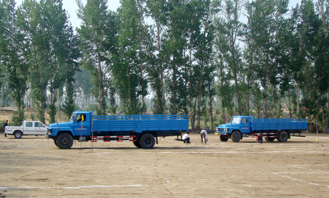 ���ְ���{У